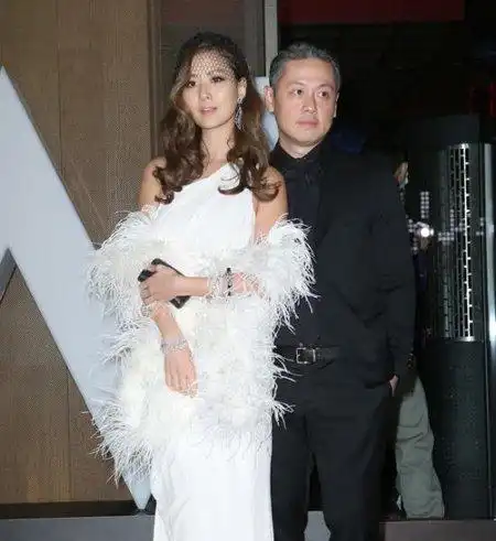 她是台湾第一名媛,13岁倒追富豪,三年生两胎,如今被老公宠成少女