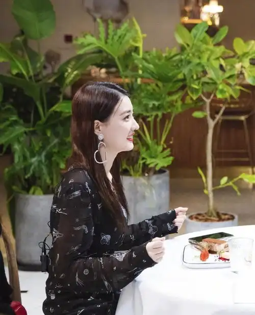 徐璐张铭恩约会太甜蜜,徐璐一袭纱裙配红唇走小女人路线,太养眼