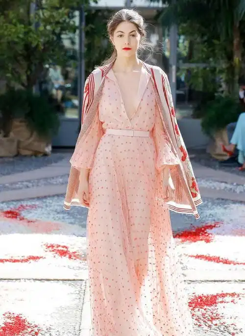 夏日来临,女生都要备一款少女风情的仙气裙,让这个夏天充满活力