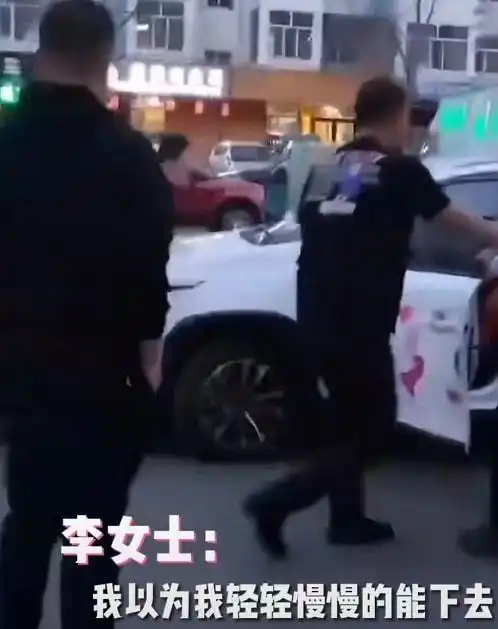女子开车出问题,丈夫处理得简单粗暴事情虽小但场面挺大