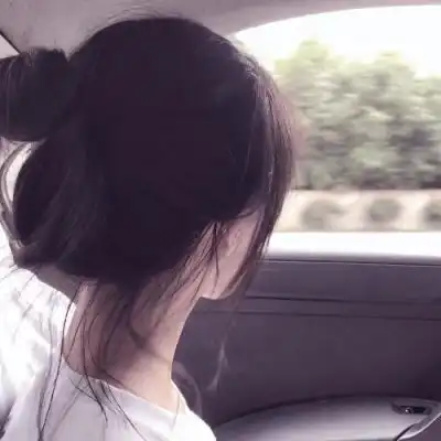 2023自然大方个性女生好看图片