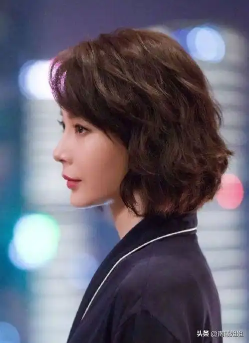 中年女人剪短发,别再烫小卷了这3种微卷短发更洋气减龄