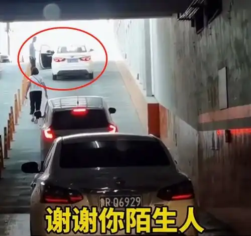 女司机坡道多次熄火,下车鞠躬致歉,路人回应太暖心