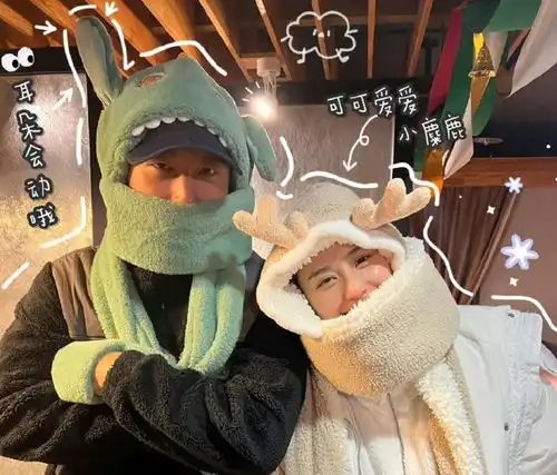 豪门女婿窦骁现身机场,因何超莲思念忙飞回京,拎行李箱跟仨美女