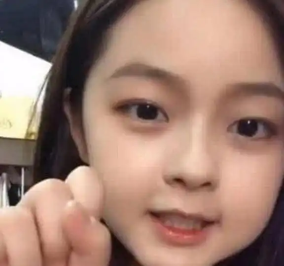 美女婴儿肥太可爱了,当关掉美颜的她,网友还是肉嘟嘟好