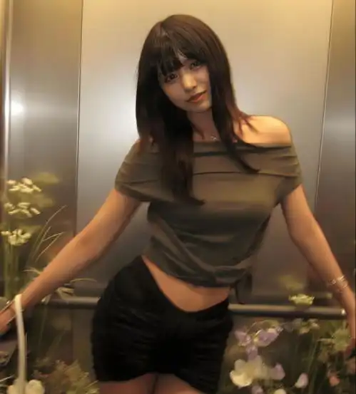 汪峰带女儿游日本,18岁小苹果容貌吸睛,二女疑露面