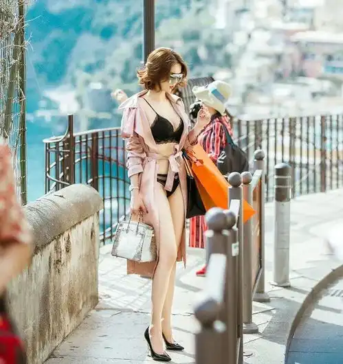 美胸美腿小蛮腰,穿衣风格大胆的她就是你夏末那一口冰激凌