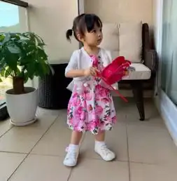 熊黛林俩女儿真的是双胞胎一个像爸爸一个像妈妈,颜值差距明显