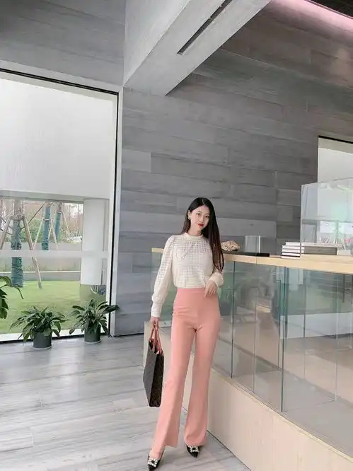 清秀唯美的气质姐姐橙色裤子搭配高跟鞋更佳完美修饰身材