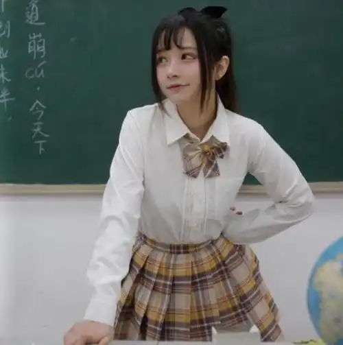 年轻95后老师穿jk制服上课,学生眼前一亮,家长们不乐意了