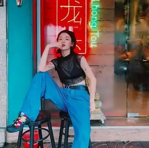 李小璐还活在滤镜里穿粉色露脐装死磕少女感,身材是真不错