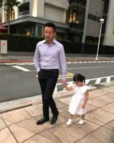二十四孝老爸汪小菲变女儿奴小玥儿擦口红超可爱