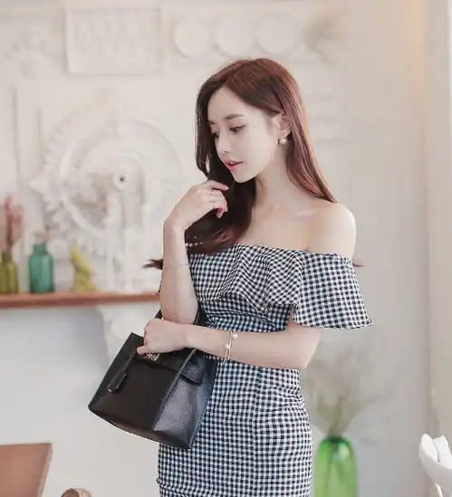 女神穿搭秀白皙漂亮的紧身裙美女,穿出东方女人的韵味