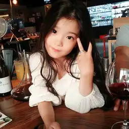 韩8岁女孩被称韩国最美女童,看到她妈的脸你才惊呆