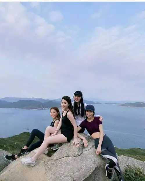 拼不过杨颖的事业,就拼老公,百亿阔太文咏珊爬山靠背影就能获胜