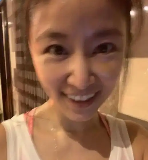 43岁林心如也劈叉辟谣,大汗淋漓晒健身照,力破二胎传闻