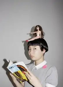 鬼马少女的怪诞自拍女摄
