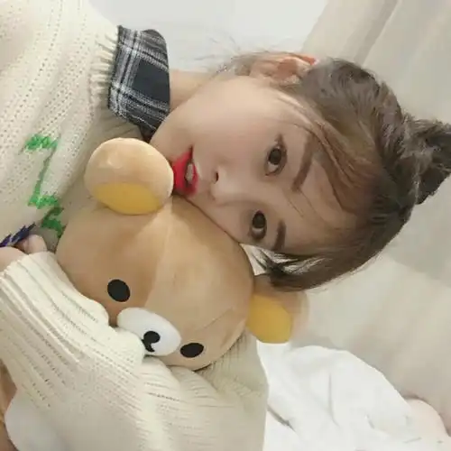 搞笑gif美女,来吃饭也是不容易啊,这么大的风