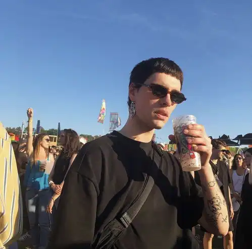 戴帽子的性感欧美男生qq头像