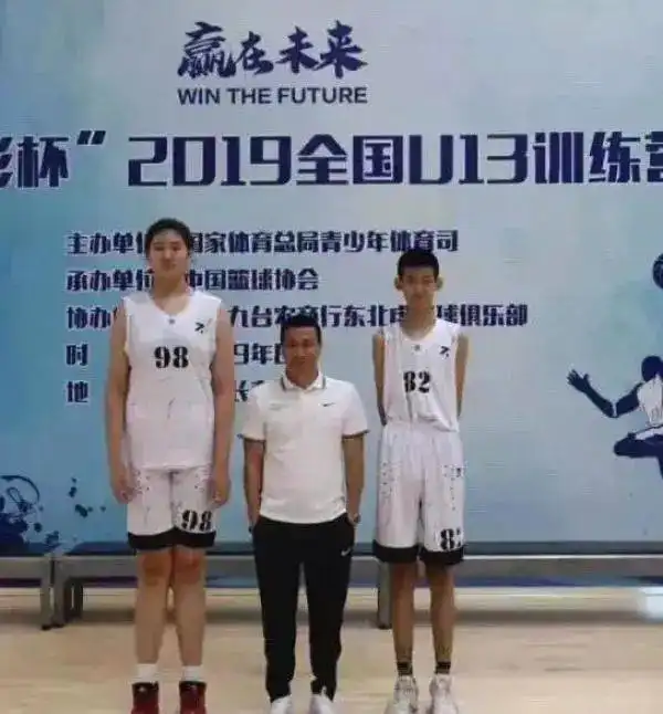 14岁,2米26这个少女身高追平姚明,对手太绝望了