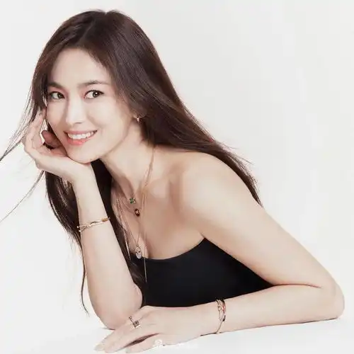 宋慧乔穿抹胸裙拍写真长发飘飘状态好满血回归