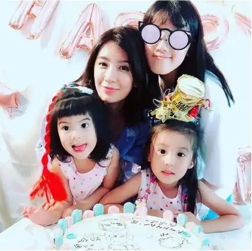 她才是人生赢家,45岁美得像25岁,3个女儿颜值个比个高