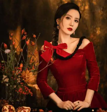 39岁张乘乘换风格,七分袖丝绒红裙美成女伯爵,辣妈味全无