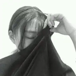 情头一半脸在衣服里一半闭着眼睛在外面