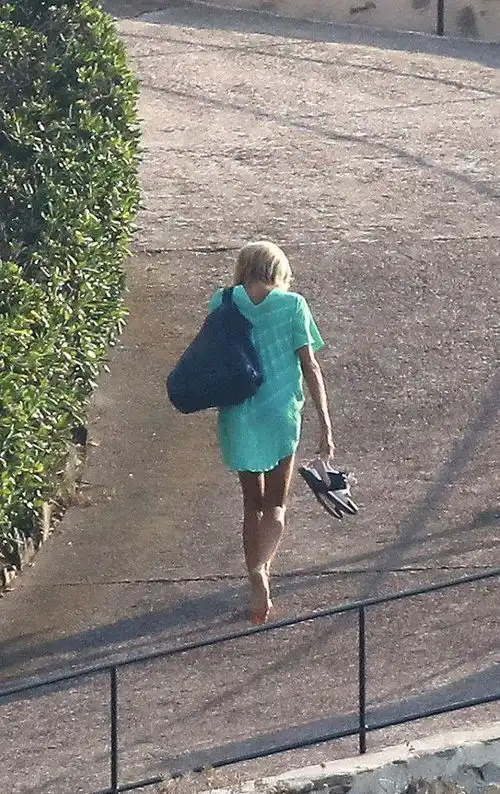 马克龙又陪老婆去海边度假布里吉特穿泳装更显身材,背影像少女