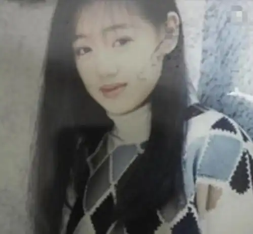 18岁的薛佳凝美貌惊人,人美心善说的就是她
