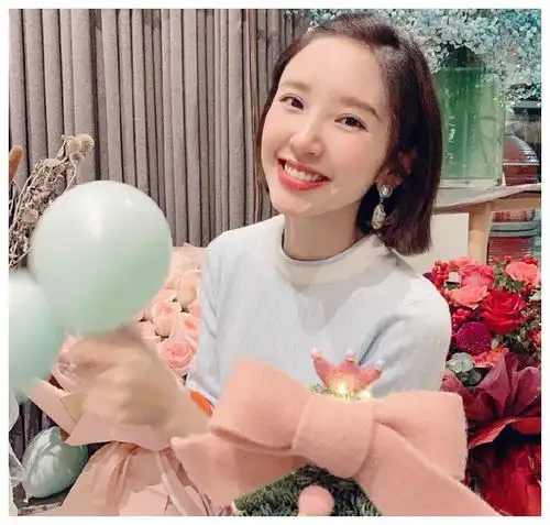 唐艺昕生日梦幻浪漫,手上的鸽子蛋抢镜,看来张若昀真的很爱她
