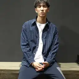 男人味爆棚的条纹衬衫,随意搭配轻松出门