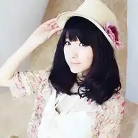 求qq头像要那种女生戴帽子把领子竖起来的那种