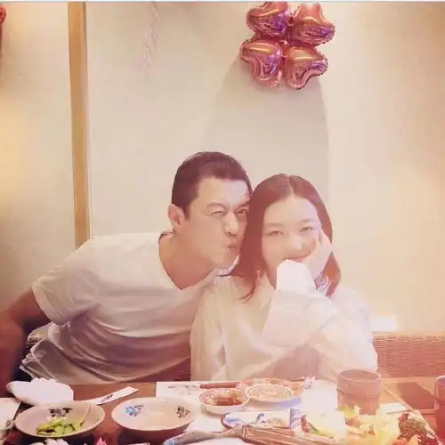 李亚鹏为13岁李嫣庆生,女友和王菲都未到场,父女卖萌合照超有爱