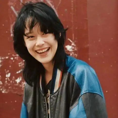 时髦办gucci口红里的亚裔小可爱,是喜欢养鹦鹉的胡同女孩