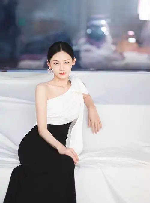 原创苗苗仙女裙出境,越来越有淑女范,气质不输程晓玥
