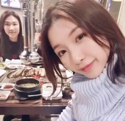 李泽楷女友清纯打扮游韩国,4年只拍过1部戏,每日享受阔太生活