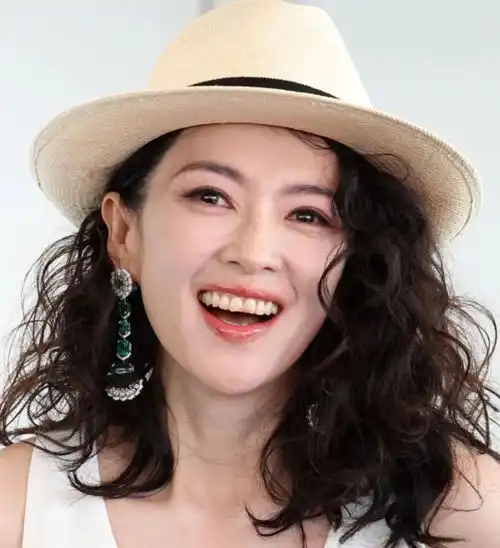 国外这一夜,45岁的章子怡展现了大美人自然衰老的魅力