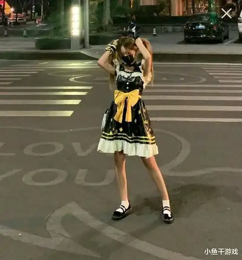 吃鸡妹子cos浪漫波比裙子,可惜手环戴反了,只能打99分