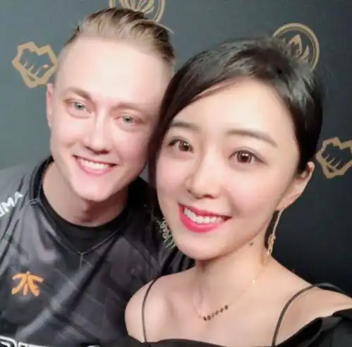 管泽元回应网友的梗,对余霜和欧成合照不在意,求网友加大力度