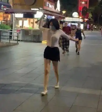 51岁许晴街头被偶遇,前凸后翘身材火辣惹人羡,路人拍照时被迷到手抖
