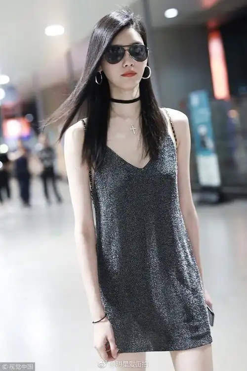 奚梦瑶热到穿吊带去机场,但她穿的鞋子亮了