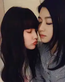 杨丞琳晒姐妹合影似少女与陈妍希闭眼贴脸超亲密
