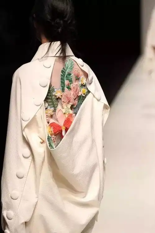 秋冬指尖也要继续高调,花枝招展的款式才是正道