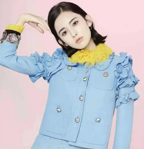 古力娜扎片场大笑挖鼻孔,举止随意毫无偶像包袱,注视鲜肉演员眼神好有戏
