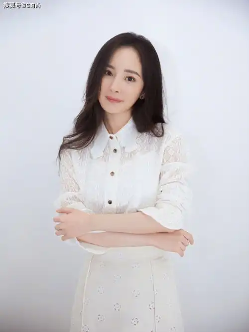 杨幂化身鬼马少女,身穿针织衫搭配复古牛仔裤,惬意又温柔