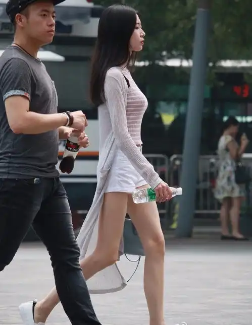 街拍街头美女秋装也很靓丽