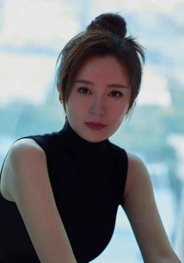 杨童舒近照太少女,丸子头配黑色背心笑容甜美,黑白滤镜难掩美貌