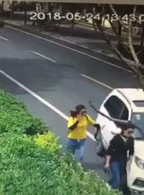 连云港男子开车故意撞倒并碾压年轻女子后逃逸,路人奋力抬车营救