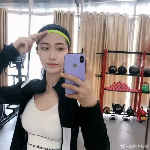 火锅店美女老板ko两挑衅流氓,承认是摆拍,源自1天前亲身经历